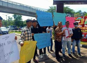 Sejumlah warga menggelar aksi di Kejati Sumsel, mendesak usut kasus Baznas Banyuasin, Jumat (13/9/2024). Foto: Sumselheadline/Ela.