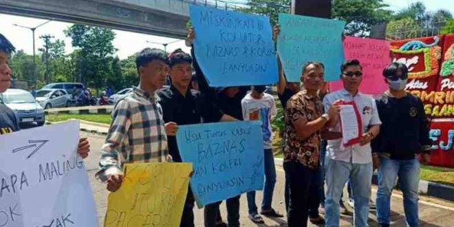 Sejumlah warga menggelar aksi di Kejati Sumsel, mendesak usut kasus Baznas Banyuasin, Jumat (13/9/2024). Foto: Sumselheadline/Ela.