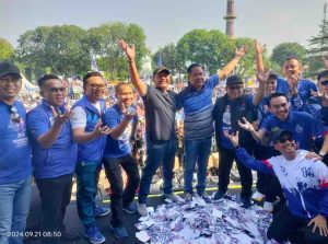Herman Deru dan Cik Ujang bersama puluhan ribu massa saat senam sehat di Monpera, Palembang, Sabtu (21/9/2024). Foto:" Tim HDCU.
