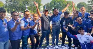 Herman Deru dan Cik Ujang bersama puluhan ribu massa saat senam sehat di Monpera, Palembang, Sabtu (21/9/2024). Foto:" Tim HDCU.