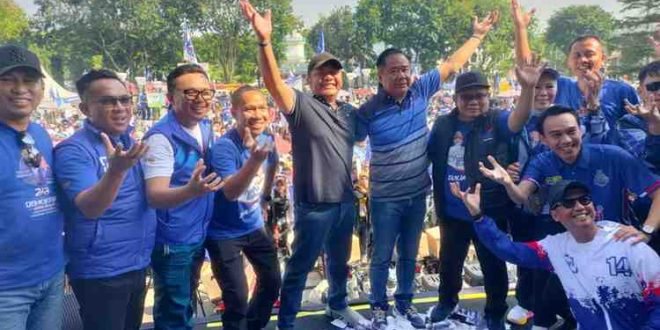Herman Deru dan Cik Ujang bersama puluhan ribu massa saat senam sehat di Monpera, Palembang, Sabtu (21/9/2024). Foto:" Tim HDCU.