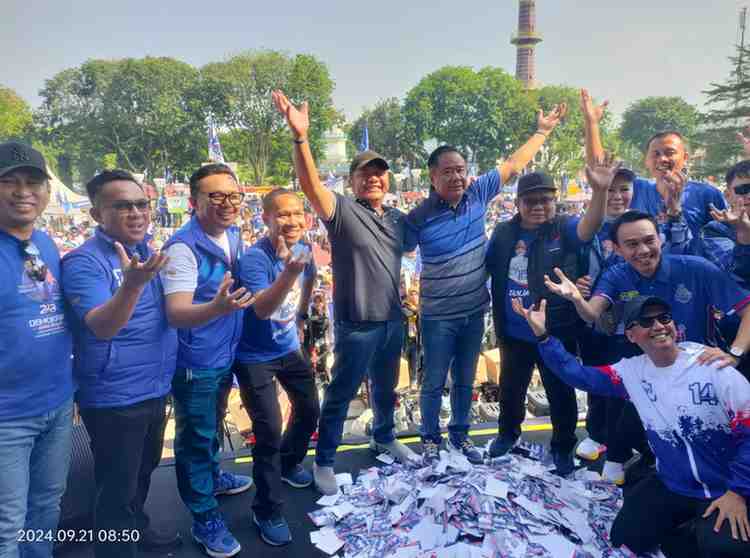 Herman Deru dan Cik Ujang bersama puluhan ribu massa saat senam sehat di Monpera, Palembang, Sabtu (21/9/2024). Foto:" Tim HDCU.