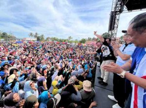 Herman Deru dan Cik Ujang, serta Heri Amalindo menghadiri jalan sehat bersama warga di Tanah Abang, PALI. Foto: Tim HDCU.