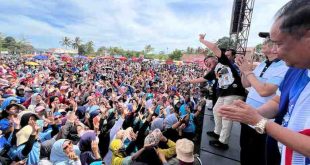 Herman Deru dan Cik Ujang, serta Heri Amalindo menghadiri jalan sehat bersama warga di Tanah Abang, PALI. Foto: Tim HDCU.