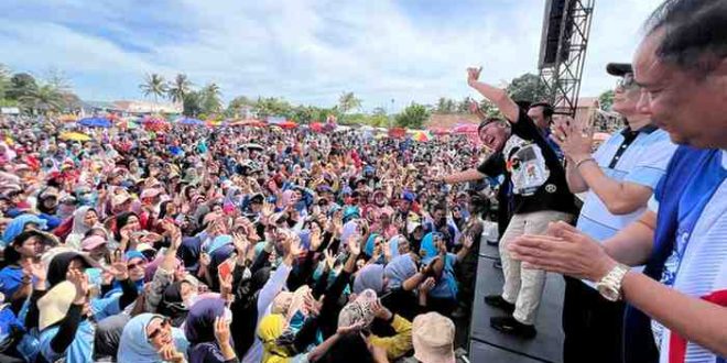 Herman Deru dan Cik Ujang, serta Heri Amalindo menghadiri jalan sehat bersama warga di Tanah Abang, PALI. Foto: Tim HDCU.