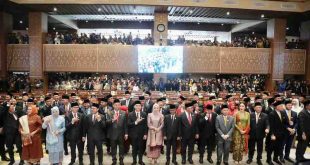 Pj Gubernur Sumsel, Eelen Setiadi bersama para anggota DPRD Sumsel periode 2024-2029, Selasa (24/9/2024). Foto: Humas Pemprov Sumsel.