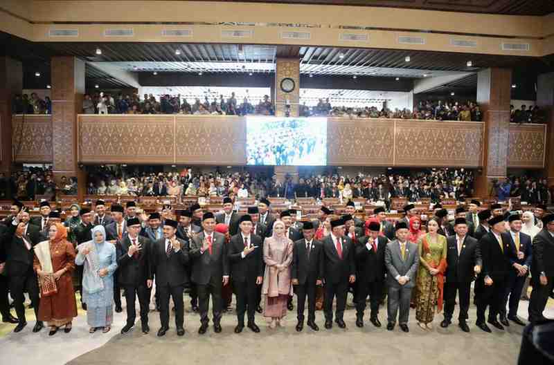 Pj Gubernur Sumsel, Eelen Setiadi bersama para anggota DPRD Sumsel periode 2024-2029, Selasa (24/9/2024). Foto: Humas Pemprov Sumsel.