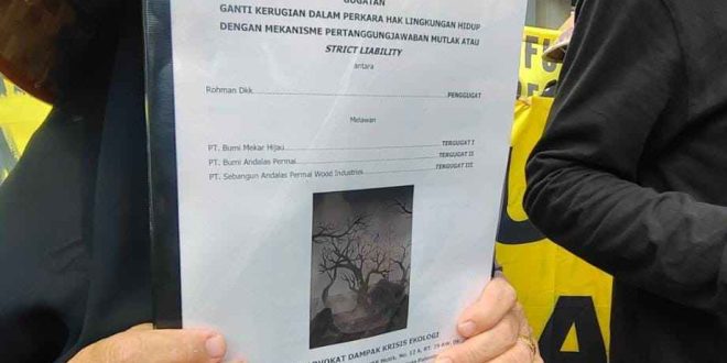 Tim kuasa hukum meninjukkan gugatan terhadap tiga perusahaan HTI, terkait Karhutla di Sumsel, Jumat (13/9/2024). Foto: Sumselheadline/Ela.
