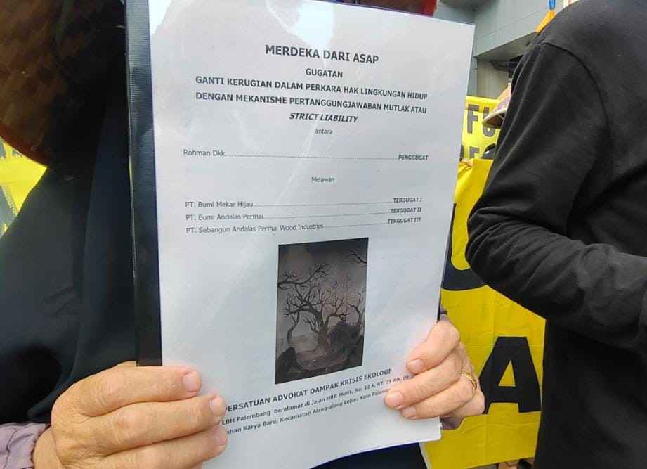 Tim kuasa hukum meninjukkan gugatan terhadap tiga perusahaan HTI, terkait Karhutla di Sumsel, Jumat (13/9/2024). Foto: Sumselheadline/Ela.