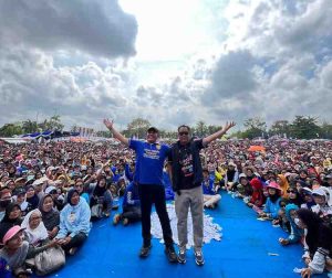 HDCU bersama puluhan ribu warga OKI saat senam sehat di Kayuagung, Minggu (8/9/2024). Foto: Tim HDCU.