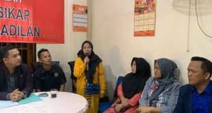 Para orangtua empat remaja yang diduga melakukan pembunuhan dan perkosaan terhadaap seorang siswi SMP di Palembang, Kamis (26/9/2024). Foto: Sumselheadline/Ela.