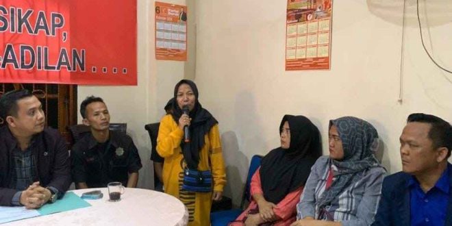 Para orangtua empat remaja yang diduga melakukan pembunuhan dan perkosaan terhadaap seorang siswi SMP di Palembang, Kamis (26/9/2024). Foto: Sumselheadline/Ela.