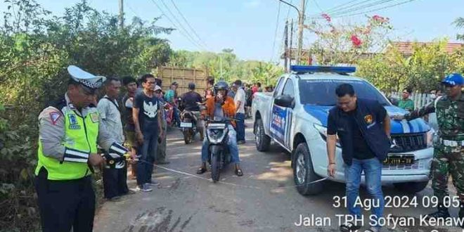 Petugas melakukan olah TKP atas lakalantas di Gandus, Minggu (1/9/2024). Foto: Dok Polisi.