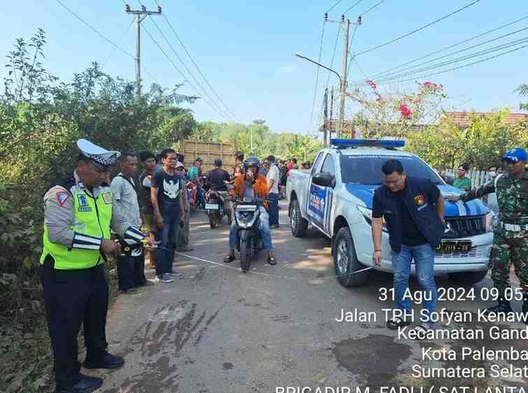 Petugas melakukan olah TKP atas lakalantas di Gandus, Minggu (1/9/2024). Foto: Dok Polisi.