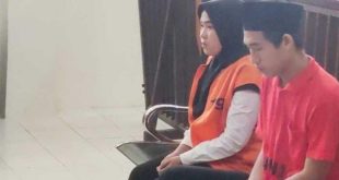 Iki dan Putri, divonis tiga tahun dan dua tahuan penjara, karena menyiram air keras pada penjualn es, Selasa (17/9/2024). Foto: Sumselheadline/Ela.