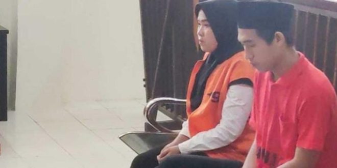 Iki dan Putri, divonis tiga tahun dan dua tahuan penjara, karena menyiram air keras pada penjualn es, Selasa (17/9/2024). Foto: Sumselheadline/Ela.