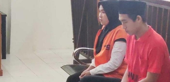 Iki dan Putri, divonis tiga tahun dan dua tahuan penjara, karena menyiram air keras pada penjualn es, Selasa (17/9/2024). Foto: Sumselheadline/Ela.
