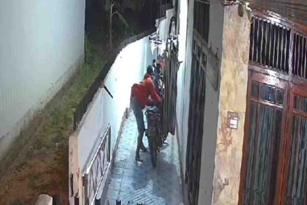 Pencuri sepeda motor terekam CCTV. Foto: medsos.