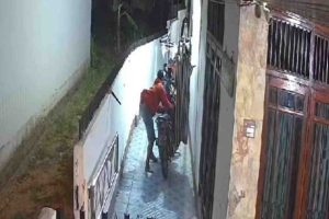 Pencuri sepeda motor terekam CCTV. Foto: medsos.