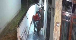 Pencuri sepeda motor terekam CCTV. Foto: medsos.