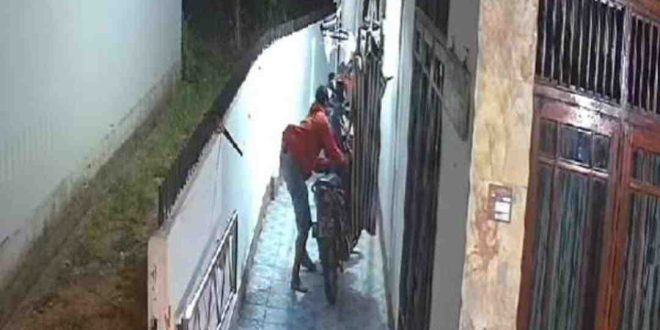 Pencuri sepeda motor terekam CCTV. Foto: medsos.