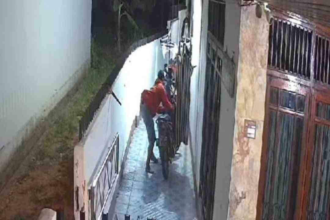 Pencuri sepeda motor terekam CCTV. Foto: medsos.