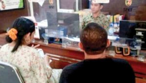 Ditemani suami, Ida melapor ke Polrestabes Palembang atas penganiyaan oleh tetangganya sendiri, Sabtu (7/9/2024). Foto: Sumselheadline/Ela.