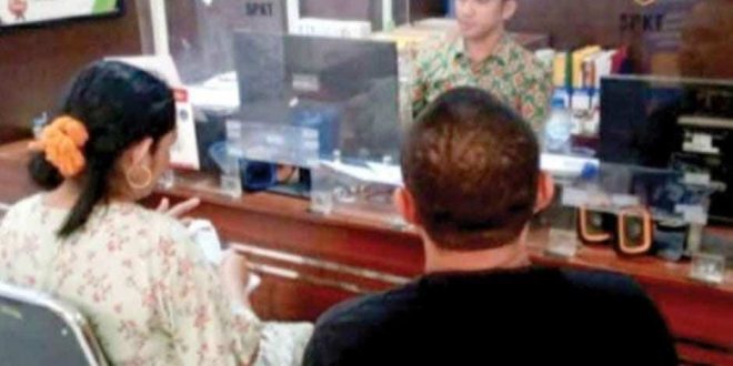 Ditemani suami, Ida melapor ke Polrestabes Palembang atas penganiyaan oleh tetangganya sendiri, Sabtu (7/9/2024). Foto: Sumselheadline/Ela.