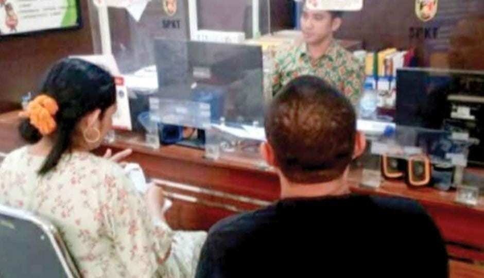 Ditemani suami, Ida melapor ke Polrestabes Palembang atas penganiyaan oleh tetangganya sendiri, Sabtu (7/9/2024). Foto: Sumselheadline/Ela.