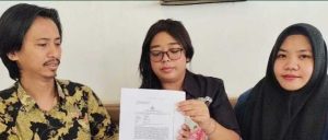 Essy Melyuni didampingi kuasa hukumnya melaporkan oknum ASN Prabumulih, IS ke Polda Sumsel, Rabu (11/9/2024). Foto: Sumselheadline/Ela.