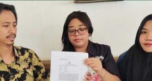Essy Melyuni didampingi kuasa hukumnya melaporkan oknum ASN Prabumulih, IS ke Polda Sumsel, Rabu (11/9/2024). Foto: Sumselheadline/Ela.