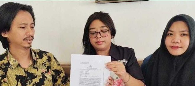 Essy Melyuni didampingi kuasa hukumnya melaporkan oknum ASN Prabumulih, IS ke Polda Sumsel, Rabu (11/9/2024). Foto: Sumselheadline/Ela.