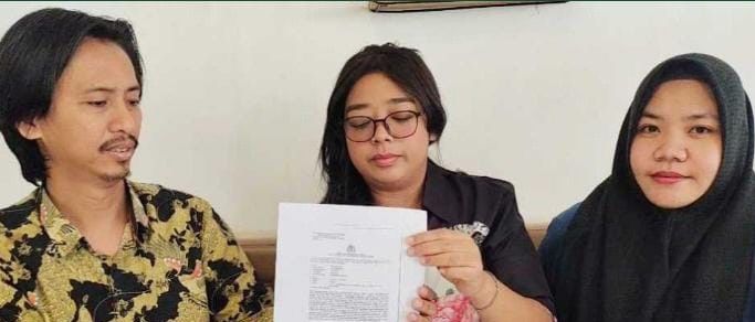 Essy Melyuni didampingi kuasa hukumnya melaporkan oknum ASN Prabumulih, IS ke Polda Sumsel, Rabu (11/9/2024). Foto: Sumselheadline/Ela.