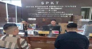 Didamnpingi kuasa hukumnya, Kurniadi melapor ke Polrestabes Palembang, Jumat (13/9/2024). Foto: Sumselheadline/Ela.
