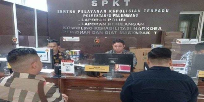 Didamnpingi kuasa hukumnya, Kurniadi melapor ke Polrestabes Palembang, Jumat (13/9/2024). Foto: Sumselheadline/Ela.