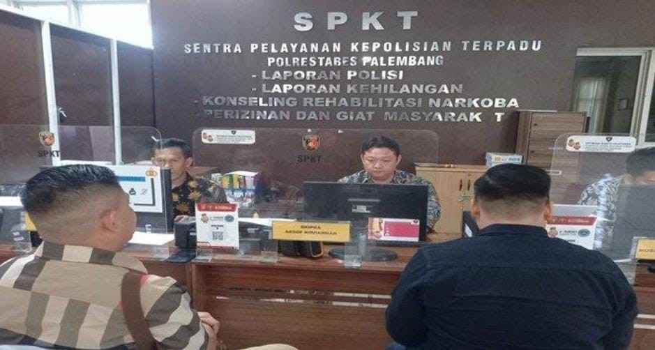 Didamnpingi kuasa hukumnya, Kurniadi melapor ke Polrestabes Palembang, Jumat (13/9/2024). Foto: Sumselheadline/Ela.