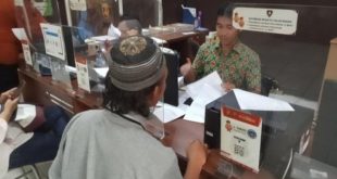 Husni melaporkan adiknya AM, yang menganiaya istri dan anaknya, Minggu (22/9/2024). Foto: Sumselheadline/Ela.