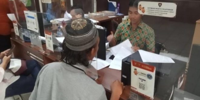 Husni melaporkan adiknya AM, yang menganiaya istri dan anaknya, Minggu (22/9/2024). Foto: Sumselheadline/Ela.