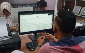 Nifty Utari (23) bersama temannya melapor penjambretan di kawasan Jakabring, Palembang, Minggu (29/9/2024). Foto: Sumselheadline/Ela.