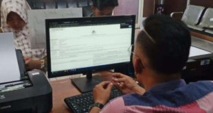 Nifty Utari (23) bersama temannya melapor penjambretan di kawasan Jakabring, Palembang, Minggu (29/9/2024). Foto: Sumselheadline/Ela.