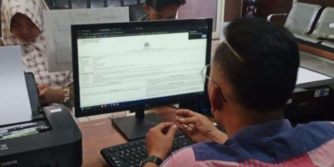 Nifty Utari (23) bersama temannya melapor penjambretan di kawasan Jakabring, Palembang, Minggu (29/9/2024). Foto: Sumselheadline/Ela.