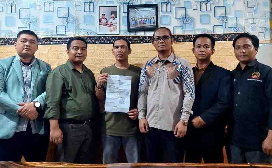 Prengki Adiatmo, SH bersama tim kuasa hukum H Jamak Udin dari LBH SSB, Rabu (25/9/2024). Foto: Sumselheadline/Ela.