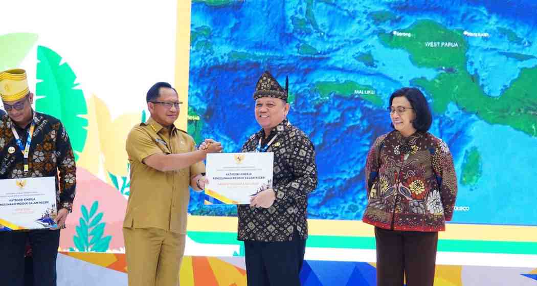 Mendagri, Tito Karnavian dan Menkue Sri Mulyani memberikan penghargaan kepada Pj Bupati Muba, Sandi Fahlevi atas prestasi Muba mempromosikan penggunaan produk dalam negeri. Foto: Kominfo Muba.