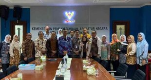 Pemkab Muba mengikuti penguatan penilaian Pemantauan dan Evaluasi Kinerja Penyelenggaraan Pelayanan Publik (PEKPPP) tahun 2024 Pemerintah kabupaten/Kota se -Sumatera Selatan, Jum'at (20/9/2024) bertempat di Kementerian Pendayagunaan Aparatur Negara dan Reformasi Birokrasi Republik Indonesia, Jl. Jend. Sudirman Kav.69 – Jakarta. Foto: Kominfo Muba.