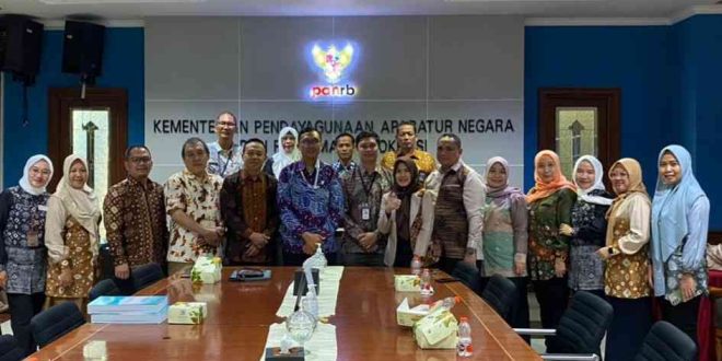 Pemkab Muba mengikuti penguatan penilaian Pemantauan dan Evaluasi Kinerja Penyelenggaraan Pelayanan Publik (PEKPPP) tahun 2024 Pemerintah kabupaten/Kota se -Sumatera Selatan, Jum'at (20/9/2024) bertempat di Kementerian Pendayagunaan Aparatur Negara dan Reformasi Birokrasi Republik Indonesia, Jl. Jend. Sudirman Kav.69 – Jakarta. Foto: Kominfo Muba.