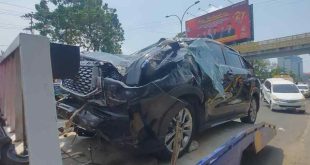 Mobil Innova yang rusak berat karena kecelakaan di Jalan Sudirman, Palembang, Kamis (5/8/2024). Foto: Sumselheadline/Ela.