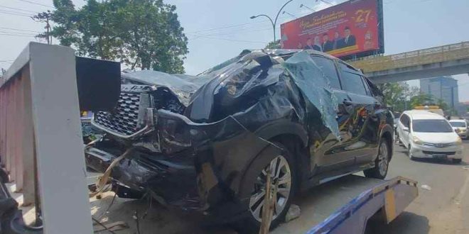 Mobil Innova yang rusak berat karena kecelakaan di Jalan Sudirman, Palembang, Kamis (5/8/2024). Foto: Sumselheadline/Ela.