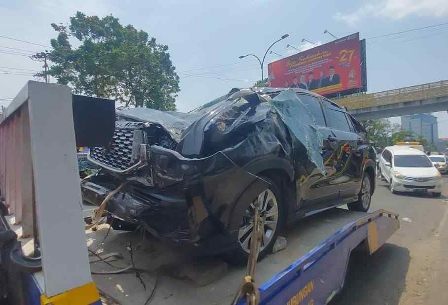 Mobil Innova yang rusak berat karena kecelakaan di Jalan Sudirman, Palembang, Kamis (5/8/2024). Foto: Sumselheadline/Ela.