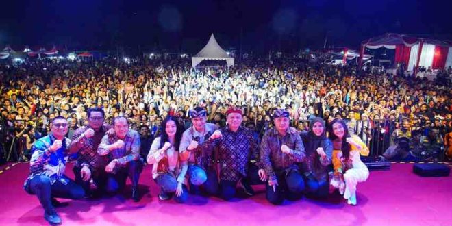 Pj Bupati Muba, Sandi Fahlepi bersama sejumlah pejabat Dispora dan ribuan warga selfi bersama pada festibal Bayung Lencir, Sabtu (31/8/2024). Foto: Kominfo Muba.