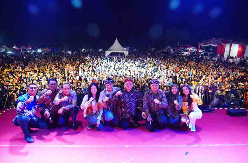 Pj Bupati Muba, Sandi Fahlepi bersama sejumlah pejabat Dispora dan ribuan warga selfi bersama pada festibal Bayung Lencir, Sabtu (31/8/2024). Foto: Kominfo Muba.